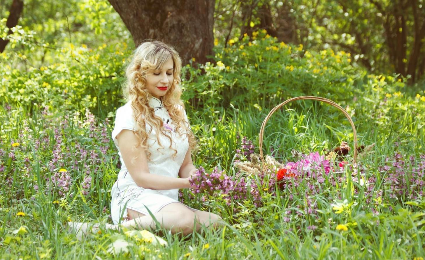 Процес роботи над великою флористичною інсталяцією з природних гілок та квітів